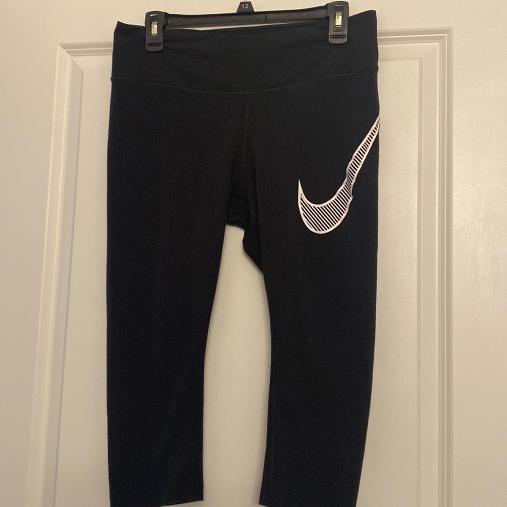 NWOT Nike Swoosh Capri Legging Yoga Pants - Size L